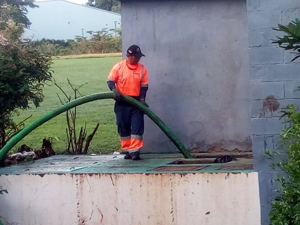 Procedimiento para limpiar un tanque séptico