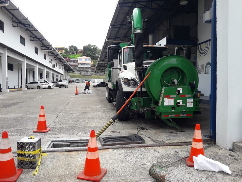 Procedimiento para limpiar un tanque séptico