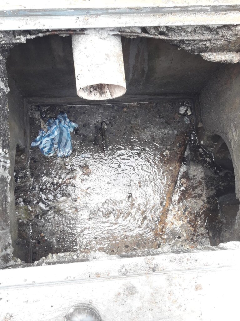 Procedimiento para limpiar un tanque séptico