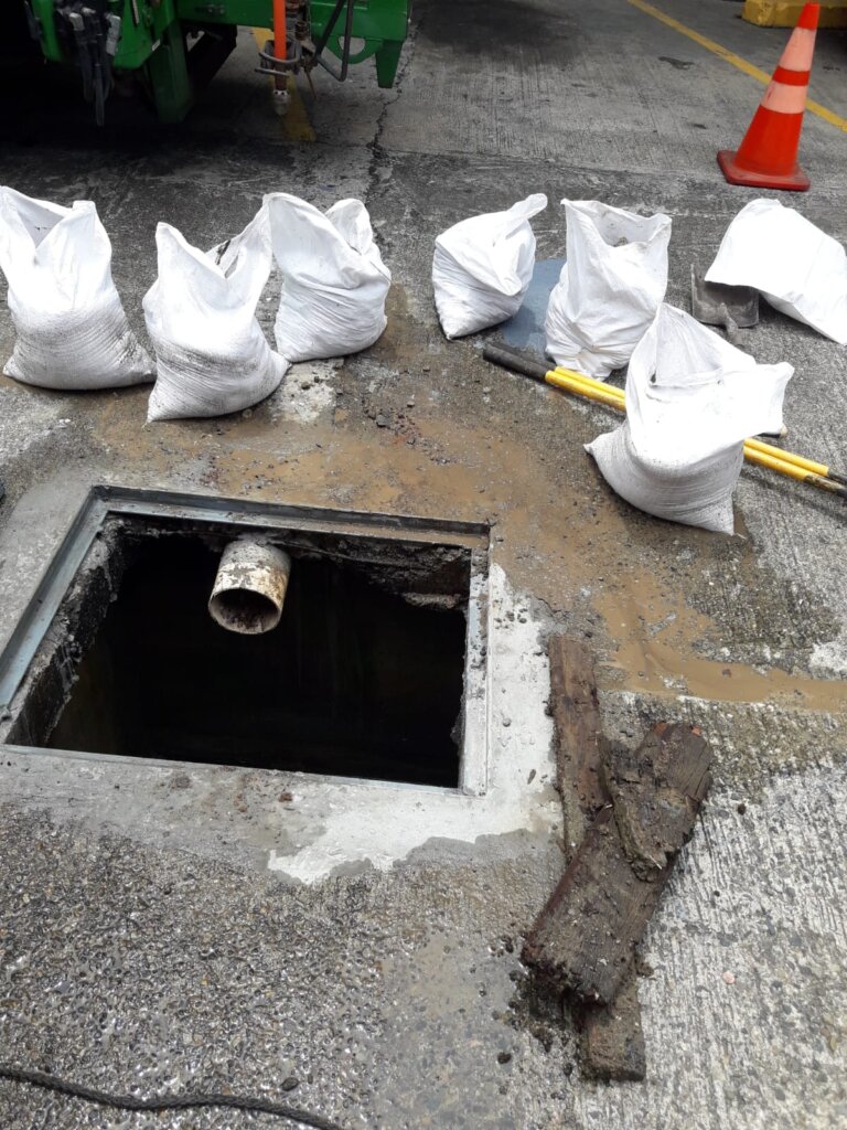 Procedimiento para limpiar un tanque séptico