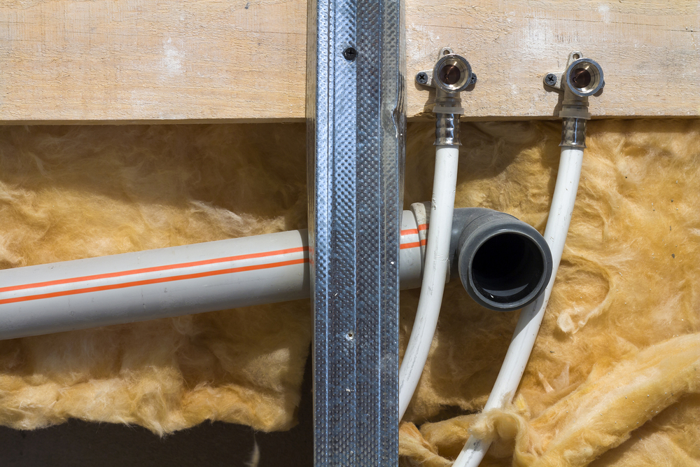 Instalación de sistema de tuberías para baños fijos temporales