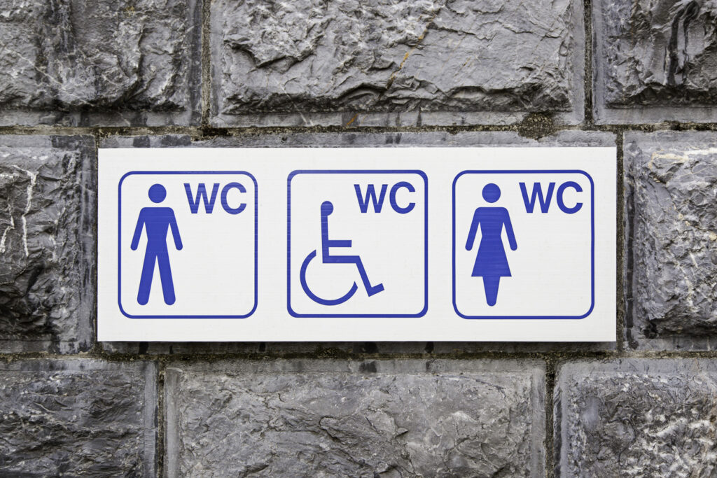 Disponibilidad de sanitarios fijos en la zona