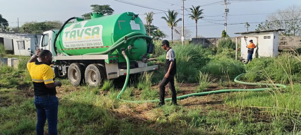 Procedimiento para limpiar un tanque séptico