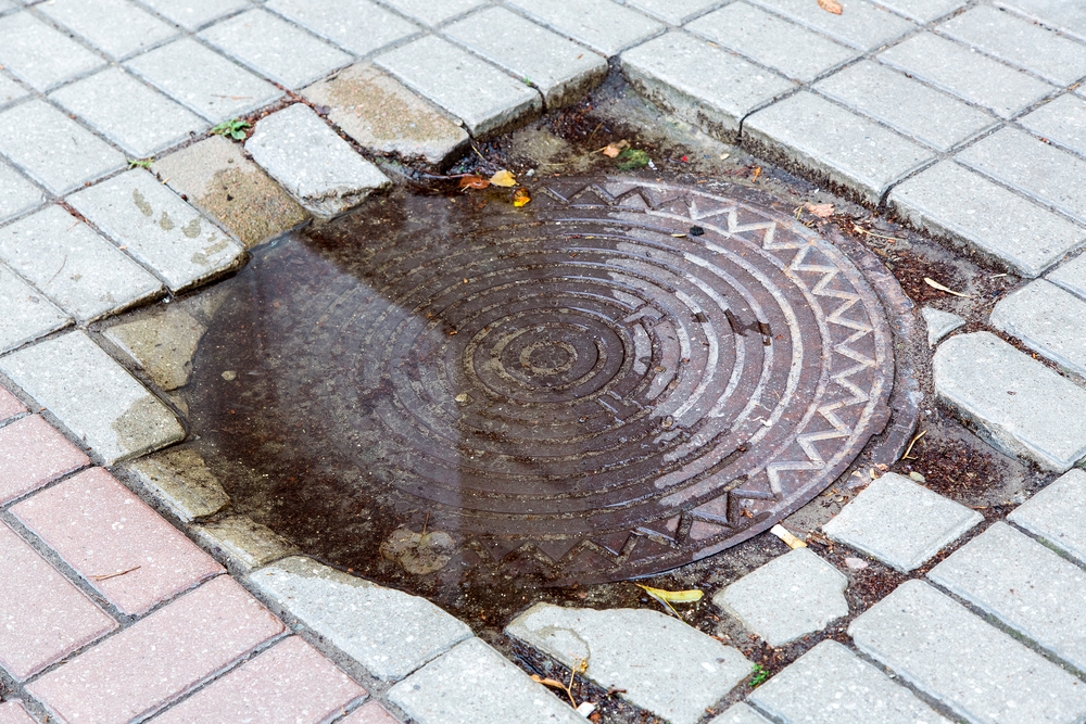 7 señales de alerta que indican que una alcantarilla obstruida está por causar rebose o inundación